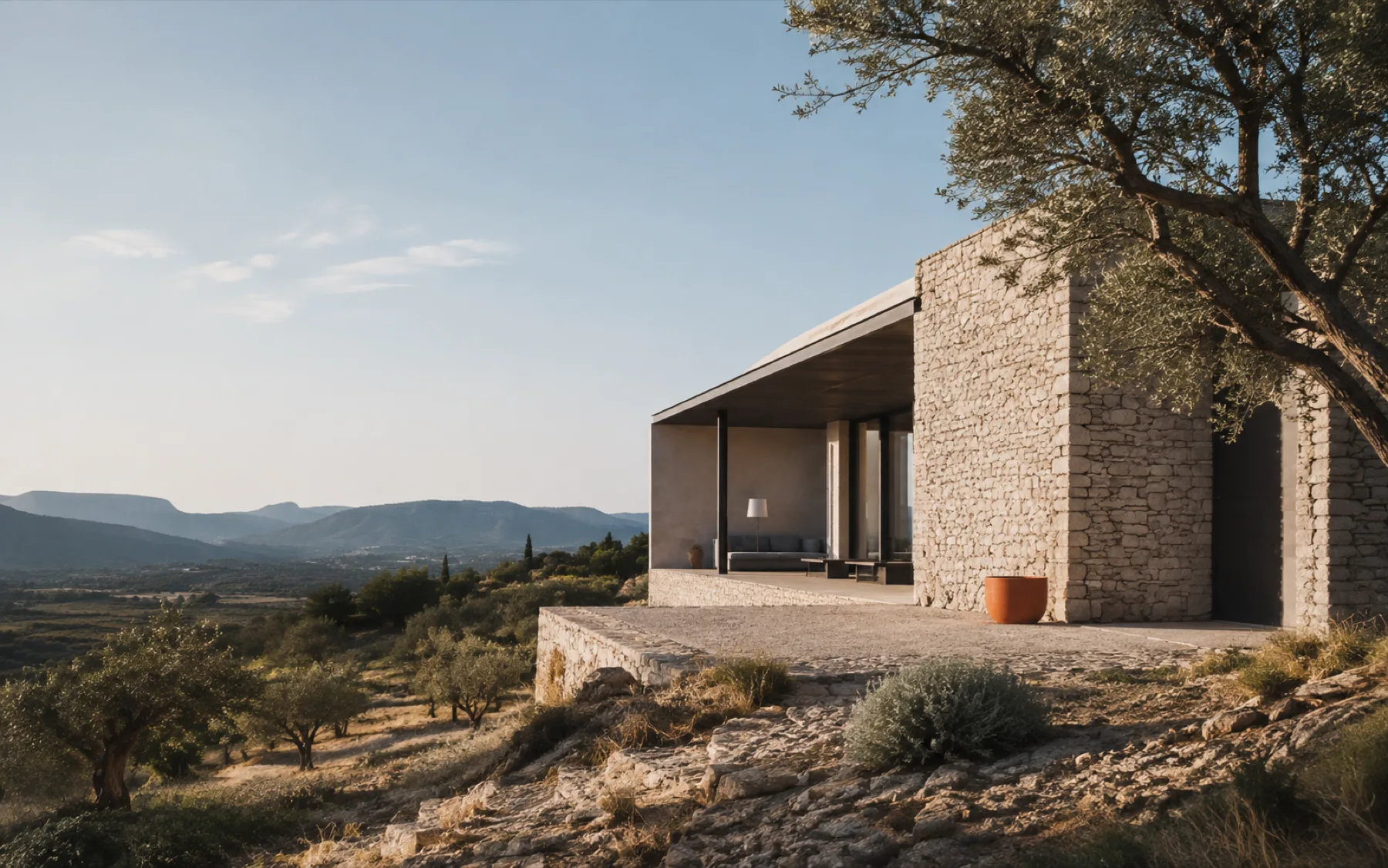 Maison contemporaine en pierre dans un paysage provençal